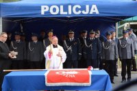 ksiądz biskup Henryk Tomasik podczas poświęcenia sztandaru