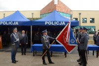 Komendant Powiatowy Policji insp. Tomasz Cybulski podczas przekazania sztandaru