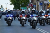 przemarsz ulicami Grójca uczestników uroczystości Święta Policji