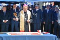 ksiądz biskup Rafał MARKOWSKI podczas poświęcenie sztandaru Komendy Powiatowej Policji w  Grójcu