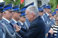 Marszałek Senatu Rzeczypospolitej Polskiej Stanisław Karczewski podczas przypinania medali