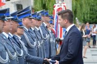 Sekretarz Stanu w Ministerstwie Spraw Wewnętrznych i Administracji Sylwester Tułajew podczas gratulacji komisarz Agnieszce WÓJCIK