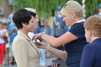 Przewodnicząca Wojewódzkiego Zarządu Zakładowego NSZZ Pracowników Policji  Anna KWASIBORSKA oraz Przewodnicząca Zarządu terenowego NSZZ PP  Ewa WALCZAK podczas wręczania odznaczeń