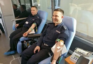 Policjanci oddają krew