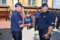 Dwaj umundurowani policjanci