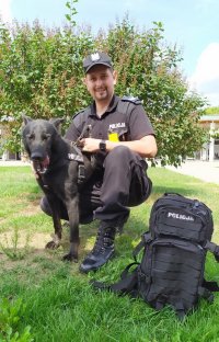 Umundurowany policjant z psem służbowym