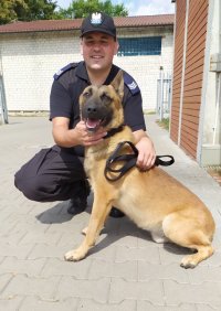 Umundurowany policjant z psem służbowym