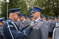 Komendant Wojewódzki Policji mł. insp. Zbigniew Mikołajczyk podczas odznaczania policjantów