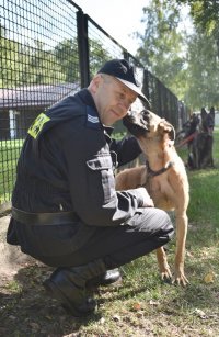 Umundurowany policjant z psem