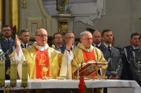 ksiądz kanonik Henryk Jagieło - dziekan dekanatu lipskiego, proboszcz parafii pod wezwaniem Świętej Trójcy w Lipsku i kapelan lipskiej policji podczas mszy świętej
