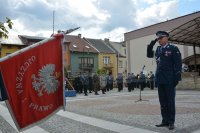 Komendant Wojewódzki Policji zs. w Radomiu mł. insp. dr hab. Zbigniew Mikołajczyk wita się ze sztandarem Komendy Wojewódzkiej Policji.