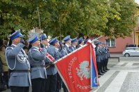 policjanci podczas prezentacji sztandaru