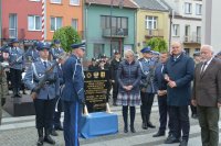 Komendant Wojewódzki Policji zs. w Radomiu mł. insp. dr hab. Zbigniew Mikołajczyk i Starosta Lipski Sławomir Robert Śmieciuch wraz z Sekretarzem Stanu Ministerstwa Obrony Narodowej Wojciechem Skurkiewiczem, Posłami na Sejm Rzeczypospolitej Polskiej Anną Kwiecień,  Andrzejem Kosztowniakiem oraz Dariuszem Bąkiem podczas odsłonięcia tablicy upamiętniającej policjantów ziemi lipskiej zamordowanych na wschodzie i poległych w czasie II wojny światowej