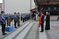 Ksiądz kanonik Henryk Jagieło proboszcz parafii p.w. św. Świętej Trójcy w Lipsku podczas poświęcenia tablicy
