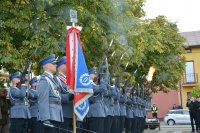policjanci podczas salwy honorowej