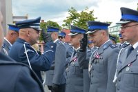 Komendant Wojewódzki Policji zs. w Radomiu mł. insp. dr hab. Zbigniew Mikołajczyk podczas  wręczenia odznaczeń  resortowych