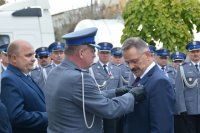 Starosta Lipski Sławomir Robert Śmieciuch podczas wręczania medalu za zasługi dla NSZZ Policjantów województwa mazowieckiego z rąk Wiceprzewodniczącego Zarządu Głównego NSZZ Policjantów podinsp. Dariusza Brzezickiego wraz z wiceprzewodniczącym ZT NSZZ P w Lipsku Michałem Lenartem.