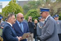 Starosta Lipski Sławomir Robert Śmieciuch wraz z Przewodniczącym Towarzystwa Przyjaciół Ziemi Lipskiej „Powiśle” Marcinem Łatą wręczyli mł. insp. Wojciechowi Brandtowi medal „Za Zasługi dla Ziemi Lipskiej”