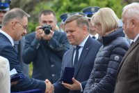 Starosta Lipski Sławomir Robert Śmieciuch podczas wręczania medalu pamiątkowego Sekretarzowi Stanu Ministerstwa Obrony Narodowej Wojciechowi Skurkiewiczowi