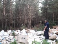 Nielegalne wysypisko śmieci ujawnione przez dzielnicowego