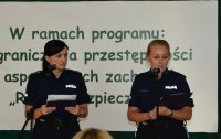 Umundurowane policjantki stojące w sali gimnastycznej