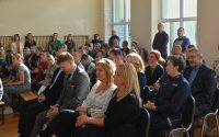 Osoby siedzące w hali sportowej