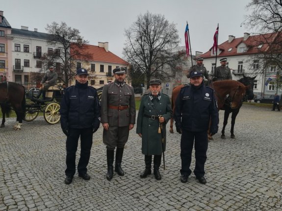 Umundurowani policjanci stojący na placu