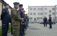 Umundurowani policjanci stojący na placu