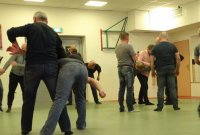 Mężczyźni ćwiczący na sali gimnastycznej