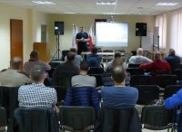 Mężczyźni siedzący na sali wykładowej