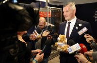 Mężczyzna stojący przed kamerą