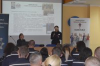 Umundurowani policjanci siedzący na sali wykładowej
