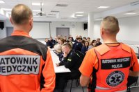 Umundurowani policjanci oraz pracownicy policji przebywający na sali wykładowej