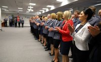 Policjanci i pracownicy policji stojący na sali