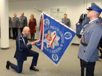 Umundurowani policjanci stojący na sali