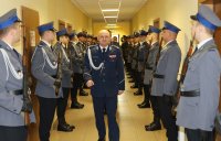 Szpaler umundurowanych policjantów