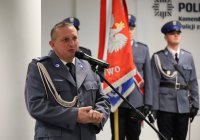 Umundurowani policjanci stojący na sali
