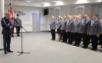 Umundurowani policjanci stojący na sali