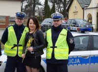 Policjanci wręczali dzisiaj kwiaty kierującym samochodami