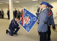Umundurowani policjanci stojący na sali konferencyjnej