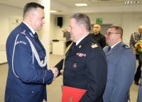 Umundurowani policjanci stojący na sali konferencyjnej