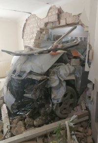 Auto stojące w rozbitym mieszkaniu