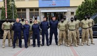 Przed budynkiem mazowieckiej komendy Policji dla Wojtusia podczas robienia pompek „prasówkę” wsparł Komendant Wojewódzki Policji zs. w Radomiu insp. Michał Ledzion wraz ze swoim I Zastępcą mł. insp. Jakubem Gorczyńskim oraz policjantami z Samodzielnego Pododdziału Kontrterrorystycznego Policji w Radomiu z dowódcą kom. Karolem Wojtyłą