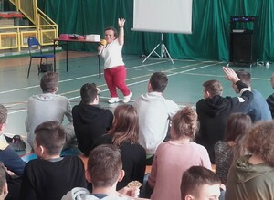 Grójeccy gimnazjaliści spotkali się z Justyną Kozdryk i dzielnicowymi