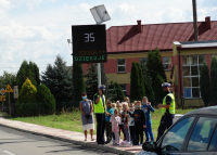 grupa dzieci wraz z policjantami