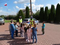 grupa dzieci wraz z policjantami