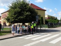 grupa dzieci wraz z policjantami