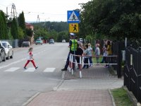 grupa dzieci wraz z policjantami