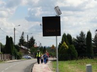 grupa dzieci idąca wraz z policjantami