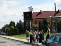 grupa dzieci wraz z policjantami